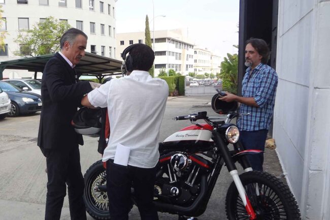Juan y Medio probando una moto de Fran Manen